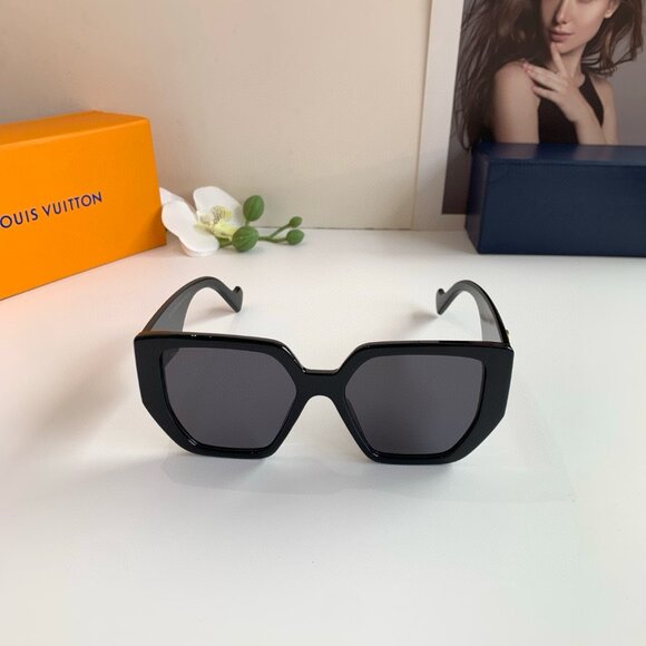 LV Classic Black Square Frame Sunglasses with Subtle Logo 👓 - Picture 3 of 8